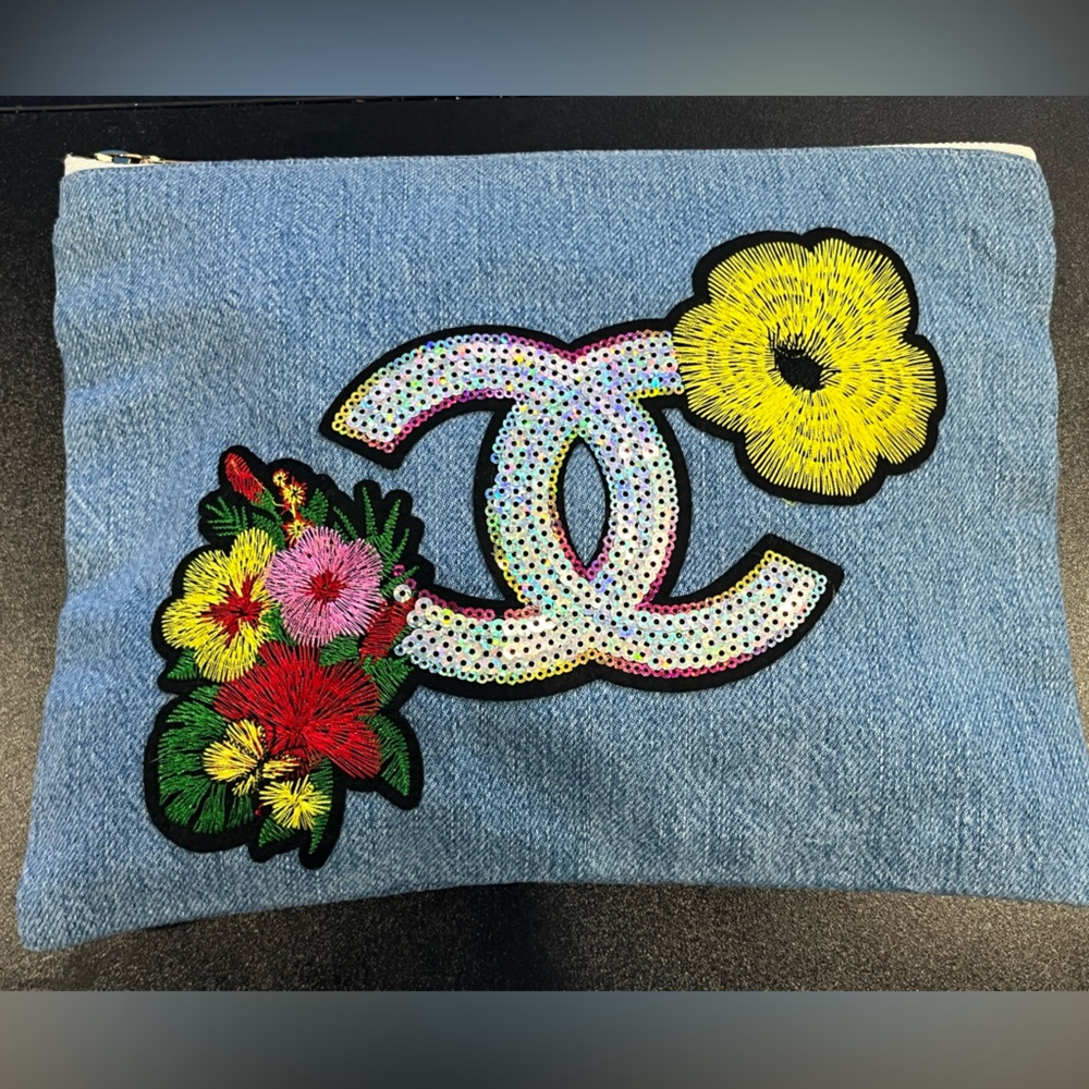 FRAME Denim clutch w embroidered design
